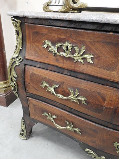 COMMODE TOMBEAU en bois de placage et marqueterie,...