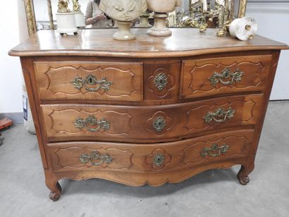 COMMODE en bois naturel, la façade légèrement...