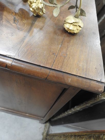 COMMODE en bois naturel, la façade légèrement...