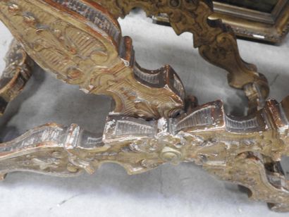 PAIRE DE PLOYANTS en bois mouluré sculpté...
