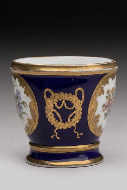SEVRES :
Soft-paste porcelain egg cup with...