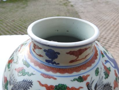 CHINA - 19th century
Porcelain baluster jug...