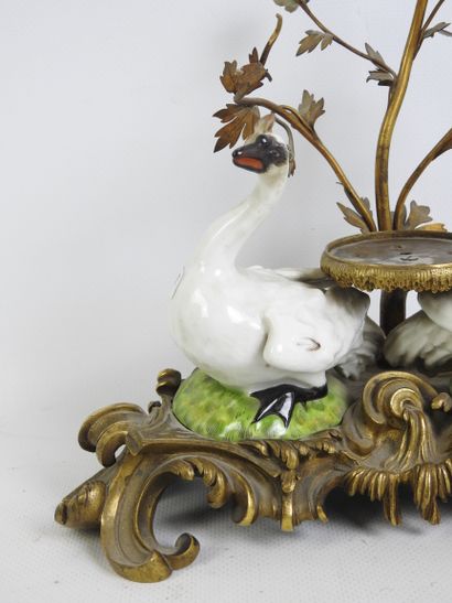 FONTAINE A PARFUM en porcelaine et bronze...