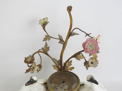 FONTAINE A PARFUM en porcelaine et bronze...
