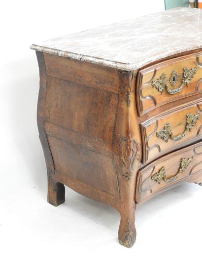 COMMODE TOMBEAU en noyer sculpté de rocailles,...