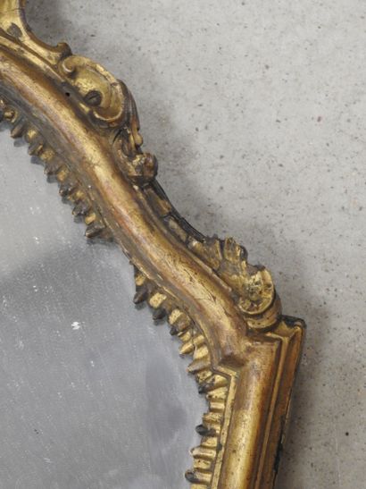 MIROIR chantourné en bois mouluré sculpté...