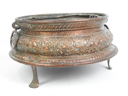 GRAND BRASERO en cuivre repoussé. Frise de...