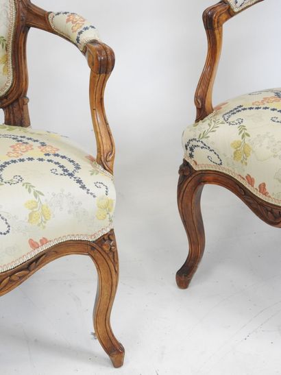 PAIRE DE FAUTEUILS cabriolet en bois naturel...