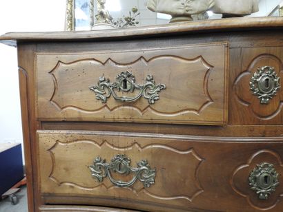COMMODE en bois naturel, la façade légèrement...