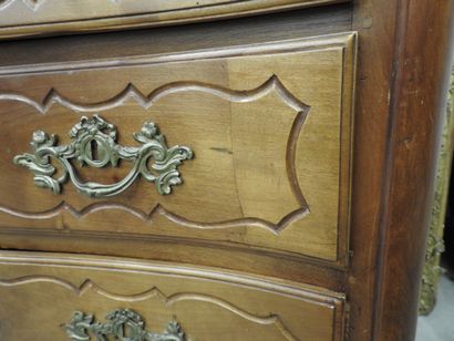 COMMODE en bois naturel, la façade légèrement...