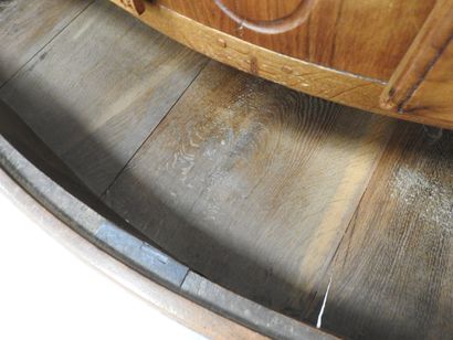 COMMODE en bois naturel, la façade légèrement...