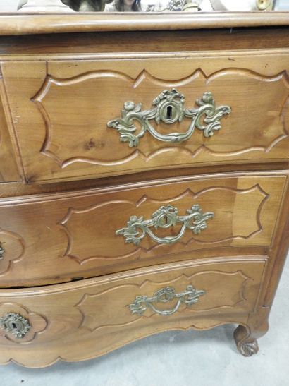 COMMODE en bois naturel, la façade légèrement...