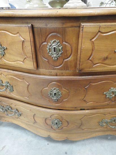 COMMODE en bois naturel, la façade légèrement...