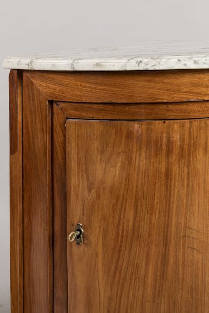 A PAIR OF MOLDED BLOND mahogany ENCOIGNURES...