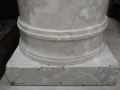 COLONNE circulaire en bois et stuc à l'imitation...