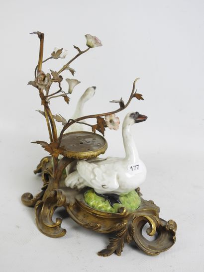 FONTAINE A PARFUM en porcelaine et bronze...
