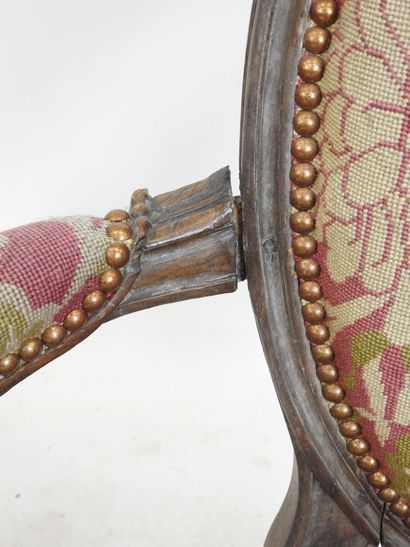 PAIR OF ARMCHAIRS in molded and carved natural...