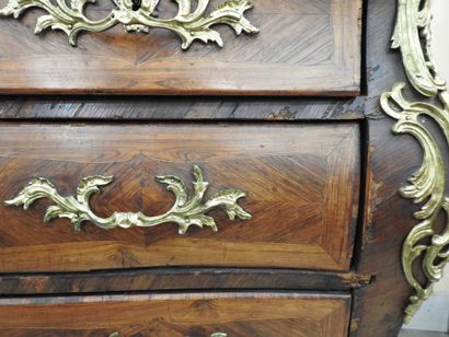 COMMODE TOMBEAU en bois de placage et marqueterie,...