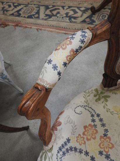 PAIRE DE FAUTEUILS cabriolet en bois naturel...