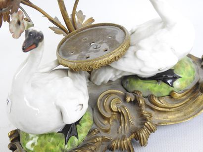 FONTAINE A PARFUM en porcelaine et bronze...