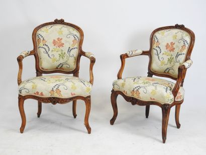 PAIRE DE FAUTEUILS cabriolet en bois naturel...