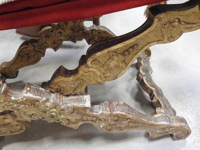 PAIRE DE PLOYANTS en bois mouluré sculpté...