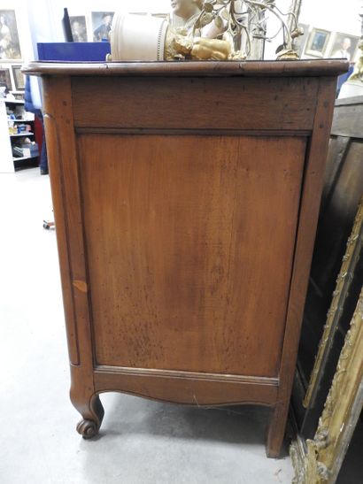 COMMODE en bois naturel, la façade légèrement...