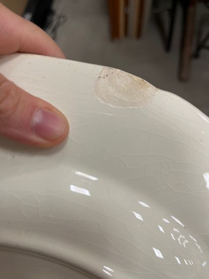 GIEN : Partie de service de table en faience...
