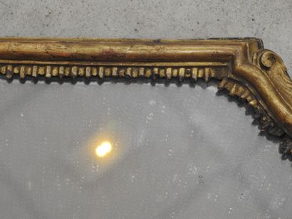 MIROIR chantourné en bois mouluré sculpté...