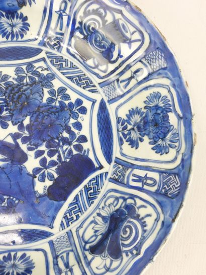 CHINA: Large blue-glazed Kraak porcelain...