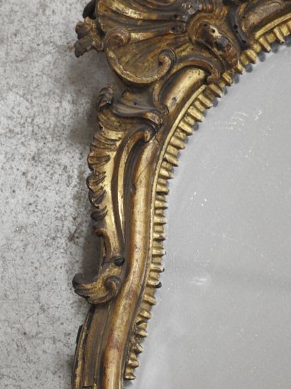 MIROIR chantourné en bois mouluré sculpté...