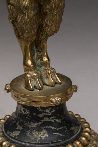 PAIRE DE BOUGEOIRS en bronze doré à décor...