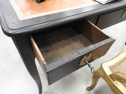 BUREAU PLAT en bois relaqué noir de forme...