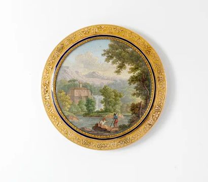RARE round box in guilloché gold decorated...