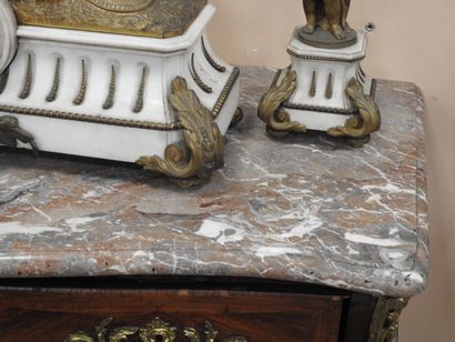 COMMODE TOMBEAU en bois de placage et marqueterie,...