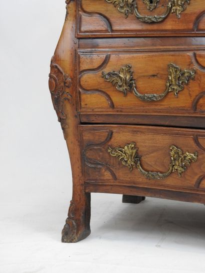 COMMODE TOMBEAU en noyer sculpté de rocailles,...