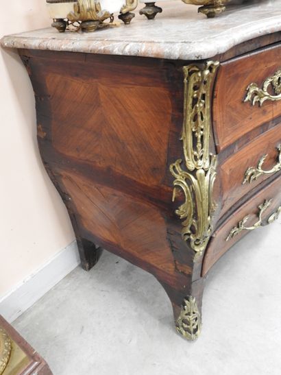 COMMODE TOMBEAU en bois de placage et marqueterie,...