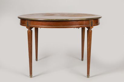 TABLE ronde en acajou, à bandeau foncé de...