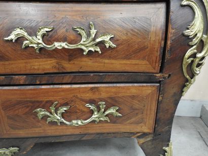 COMMODE TOMBEAU en bois de placage et marqueterie,...