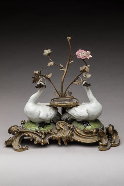 FONTAINE A PARFUM en porcelaine et bronze...