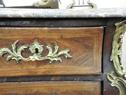 COMMODE TOMBEAU en bois de placage et marqueterie,...