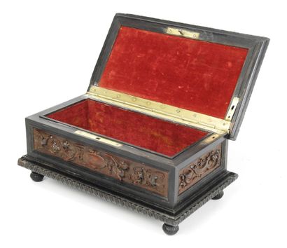 COFFRET A BIJOUX en bois sculpté de forme...