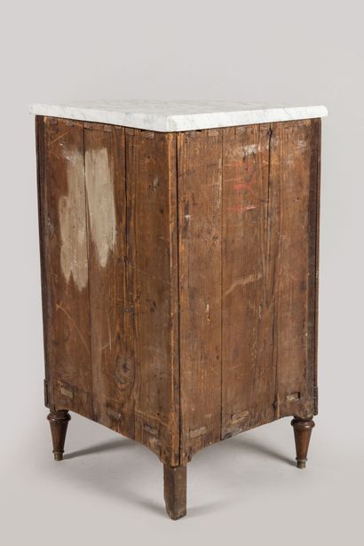 A PAIR OF MOLDED BLOND mahogany ENCOIGNURES...