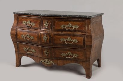 COMMODE TOMBEAU en bois de placage et marqueterie,...