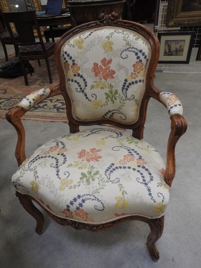 PAIRE DE FAUTEUILS cabriolet en bois naturel...
