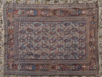 TAPIS D'ORIENT en laine à décor de botehs....