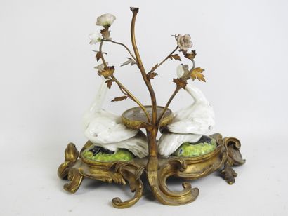 FONTAINE A PARFUM en porcelaine et bronze...