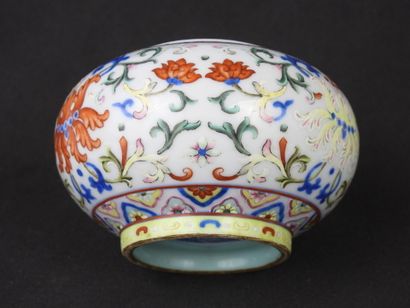 CHINA - 20th century
Small polychrome enameled...