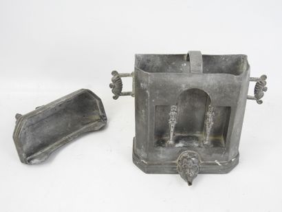 PETITE FONTAINE
en étain argenté à décor...
