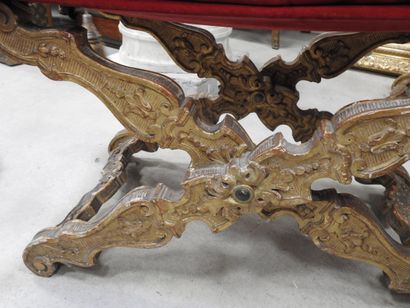 PAIRE DE PLOYANTS en bois mouluré sculpté...